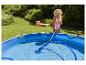Reinigung eines aufstellbaren Pools mit einem manuellen Poolsauger.