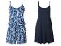 Blau-weiß gemusterter kurzer Overall und marineblaues Spaghettiträgerkleid.