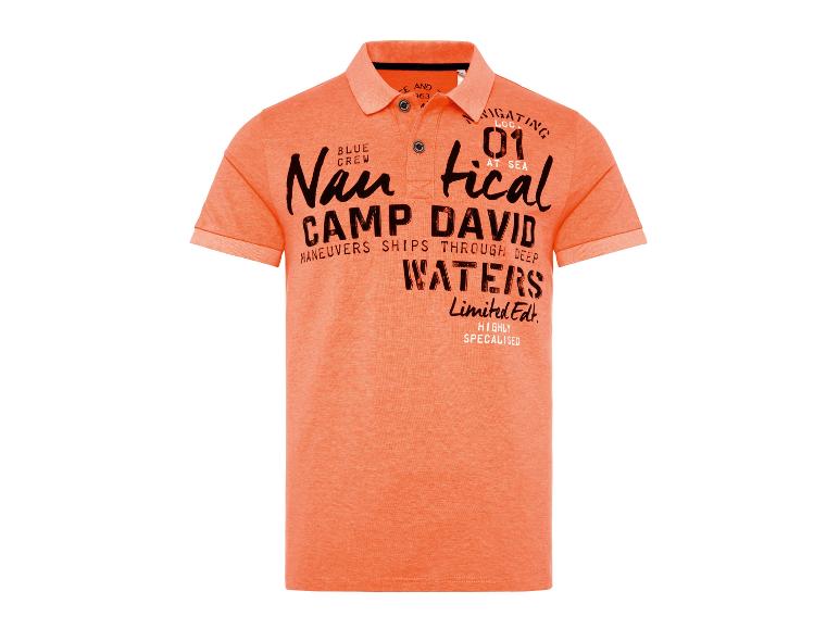 Orangefarbenes Poloshirt mit schwarzem 'CAMP DAVID Nautical' Aufdruck und Zahlendetails.