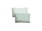 Zwei grüne Kissen mit Streifen, minimalistischer Stil.