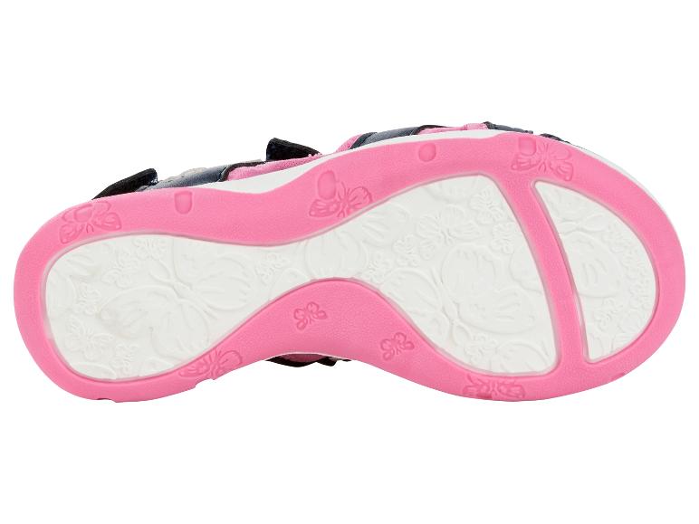 Rosa Sandalen mit Schmetterlingsmuster.