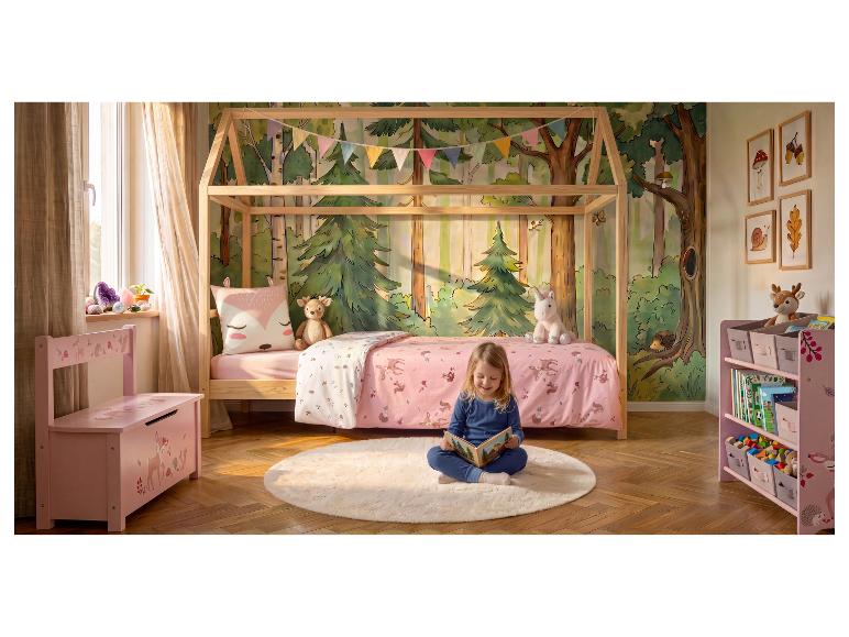Kinderzimmer mit Waldthema, Holzbett, rosa Möbeln und einem lesenden Mädchen.