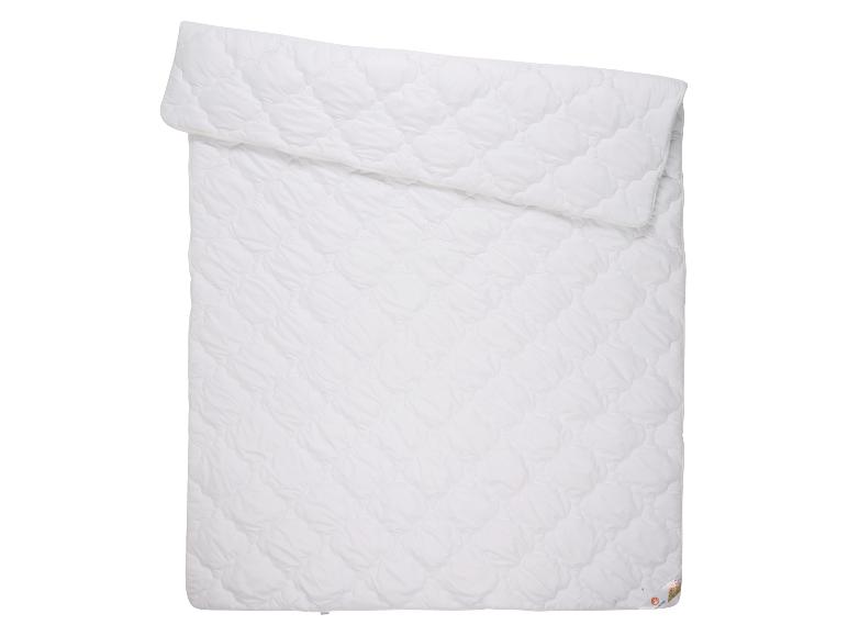 Weiße gesteppte Bettdecke oder Steppdecke mit dezentem Muster