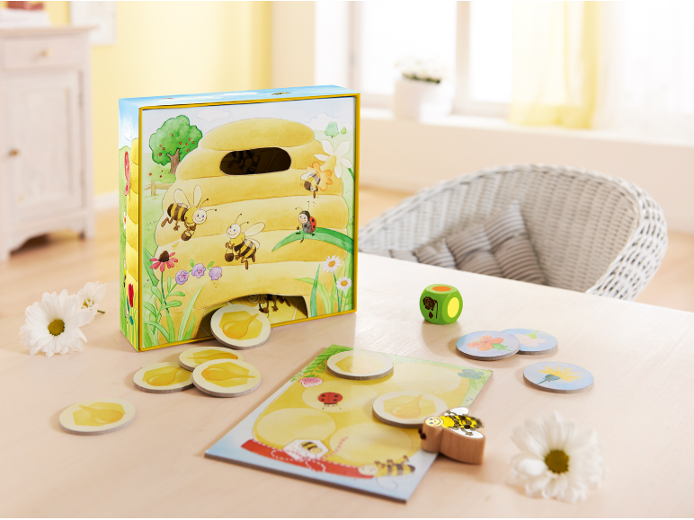 Kinderspiel zum Thema Bienen mit Holzelementen auf einem Tisch.