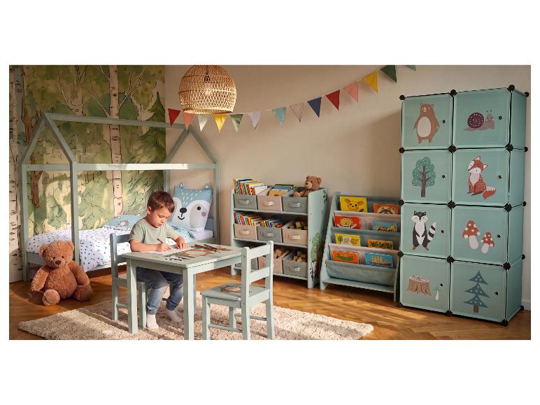 Kinderzimmer mit Holzbett, Tisch und Stühlen, Bücherregalen und Aufbewahrungswürfeln mit Waldmotiven.
