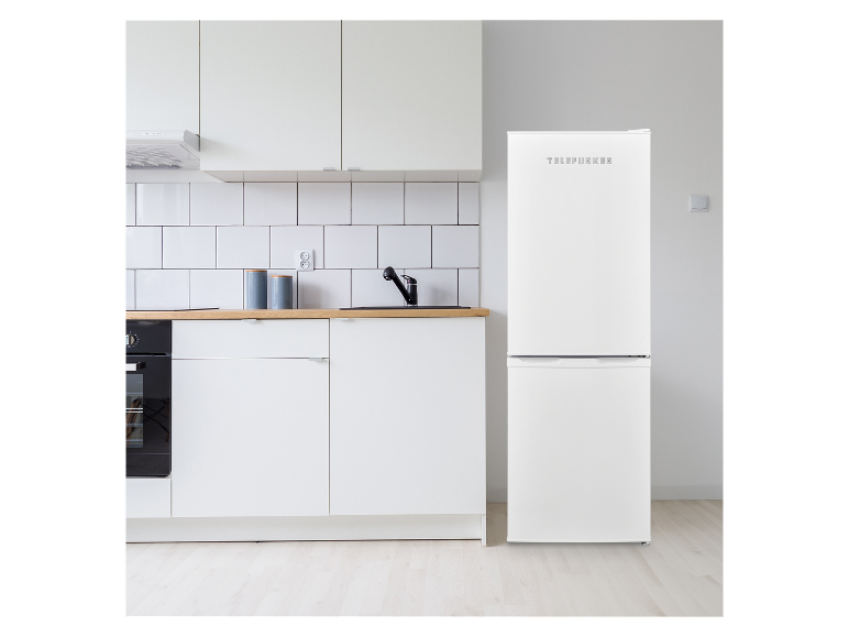 Weißer Telefunken Kühlschrank in einer modernen Küche.