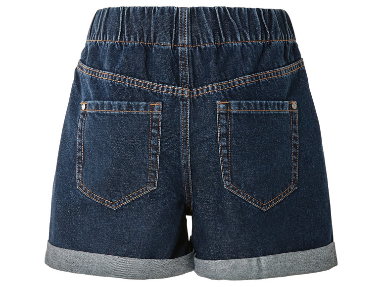 Eine dunkelblaue Jeans-Shorts mit umgeschlagenen Säumen.