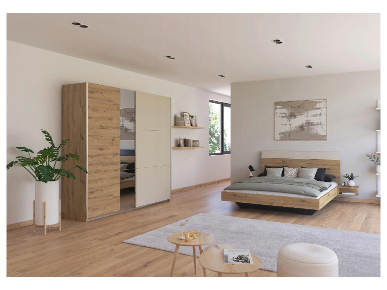 Modernes Schlafzimmer mit Holzbett, Kleiderschrank, Teppich und Pflanzen.