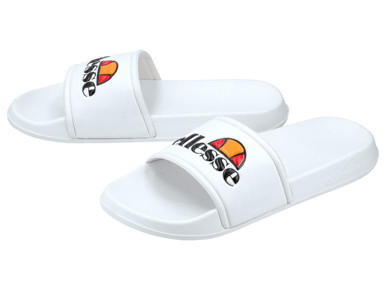 Ein Paar weiße Badesandalen mit einem farbigen Logo auf dem Riemen.