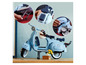 Ein LEGO Vespa-Roller mit Blumen und einer Kiste.