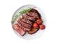 Gegrilltes Steak mit gebratenen Tomaten und Rosmarin.