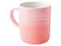 Eine rosa Le Creuset Tasse mit Ombre-Effekt.