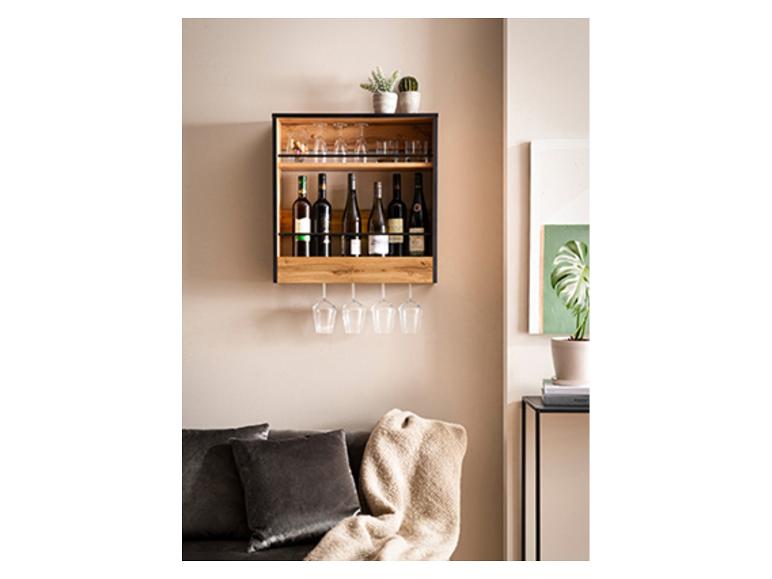 Wandmontiertes Weinregal aus Holz und Metall mit Weinflaschen, Gläsern und Zierpflanzen.