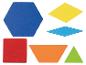 Bunte geometrische Holzformen: blauer Sechseck, gelbe und blaue Rauten, rotes Quadrat, orangefarbenes Trapez und grünes Dreieck.