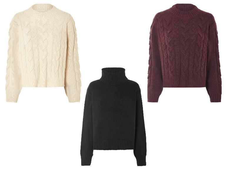 Drei Strickpullover mit Zopfmuster: Creme, Burgund und Schwarz.
