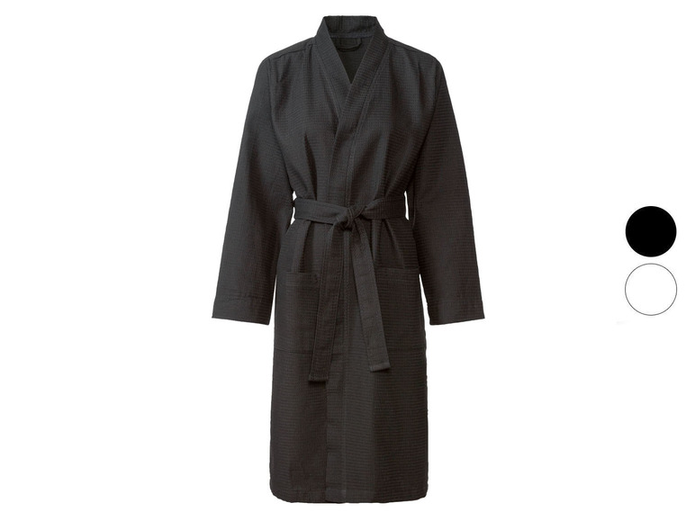 Ein schwarzer Bademantel mit Gürtel.