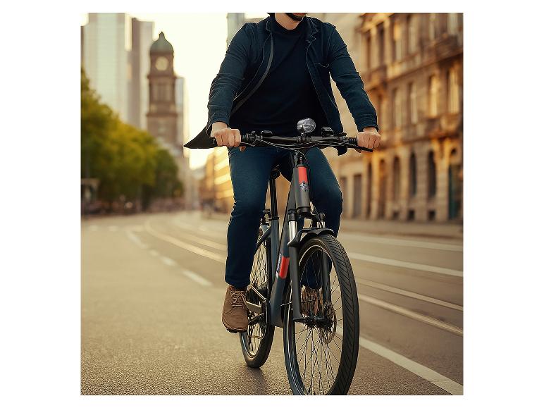 Mann in Jeans und Jacke fährt E-Bike auf einer Stadtstraße.