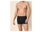 Mann mit nacktem Oberkörper in schwarzen Boxershorts