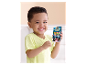 Kind hält ein interaktives VTech Spielzeugtelefon.