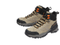 Paar beigefarbene Wanderstiefel mit orangefarbenen Akzenten und schwarzen Sohlen