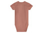 Ein rosafarbener Baby-Body mit kurzen Ärmeln.