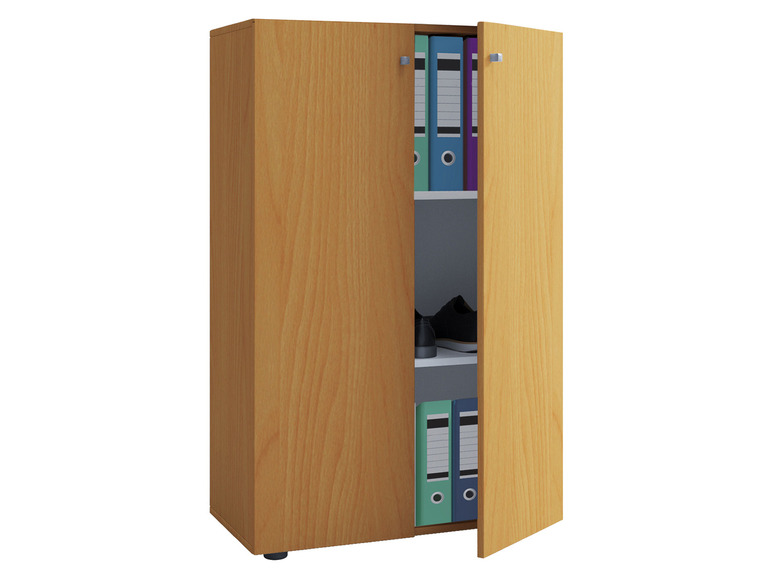 Ein Holzschrank mit offenstehenden Türen, in dem sich Ordner und Schuhe befinden.