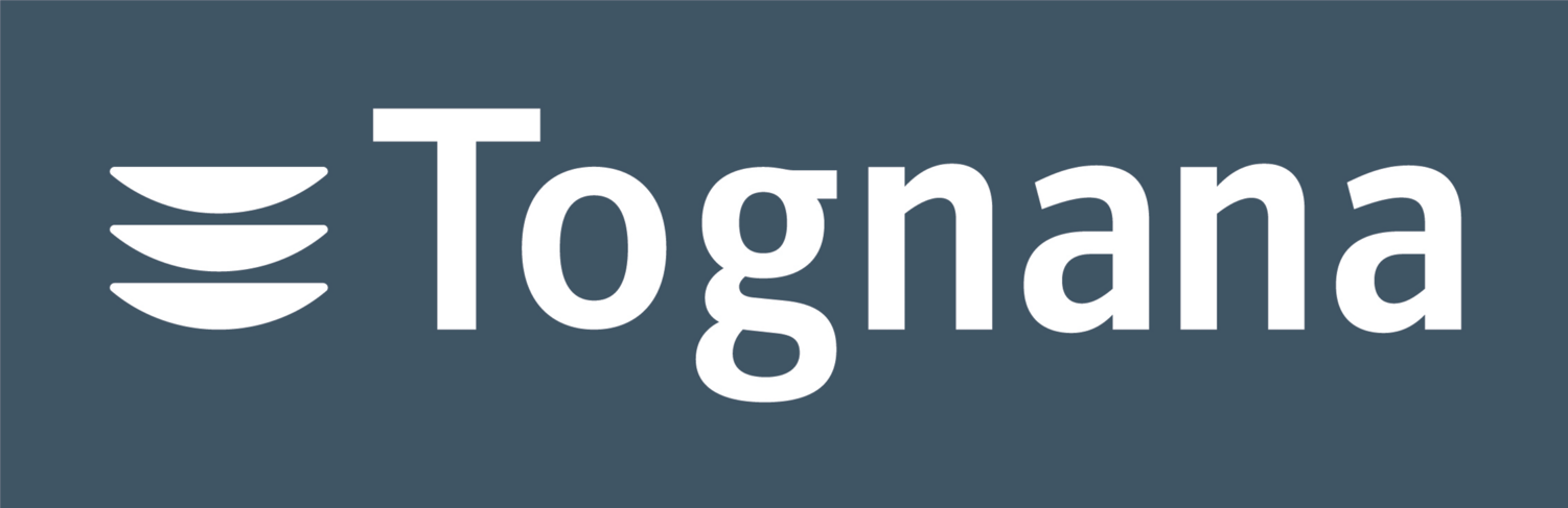 Logo mit drei gestapelten gekrümmten Formen und dem Wort „Tognana“.