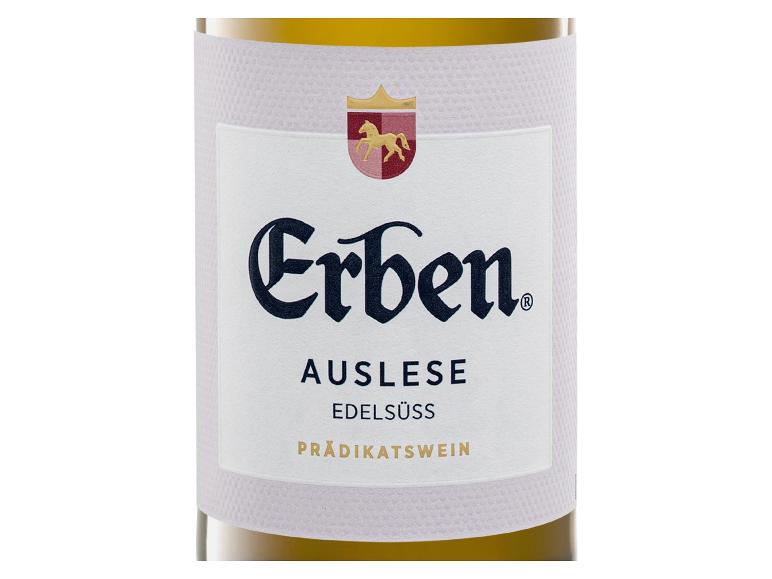 Weinflasche mit weißem Etikett, Aufschrift „Erben Auslese Edelsüss Prädikatswein“ und Pferdeemblem.