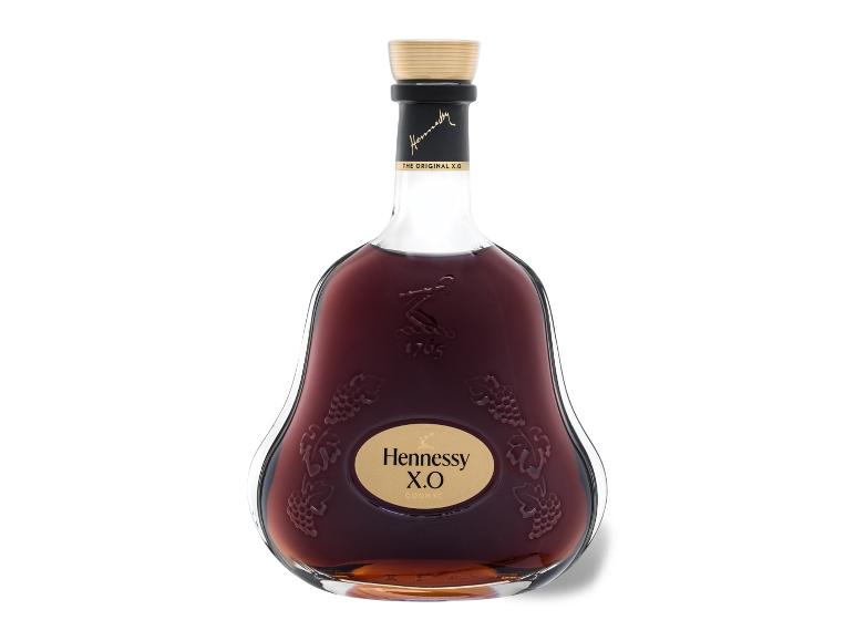 Flasche Cognac mit bernsteinfarbener Flüssigkeit, geprägten Details und goldenem Etikett mit der Aufschrift X.O.