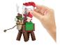 Eine Minecraft Weihnachtsmannfigur auf einem Rentier, von einer Hand gehalten.