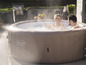 Zwei Personen entspannen in einem aufblasbaren Whirlpool Lay-Z-Spa Palm Springs.
