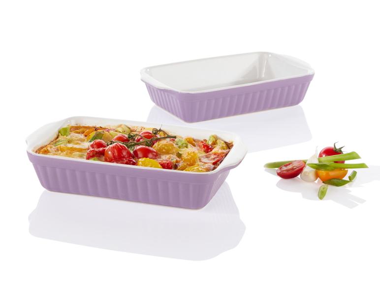 Lilafarbene Auflaufform mit gebackenem Gemüse.