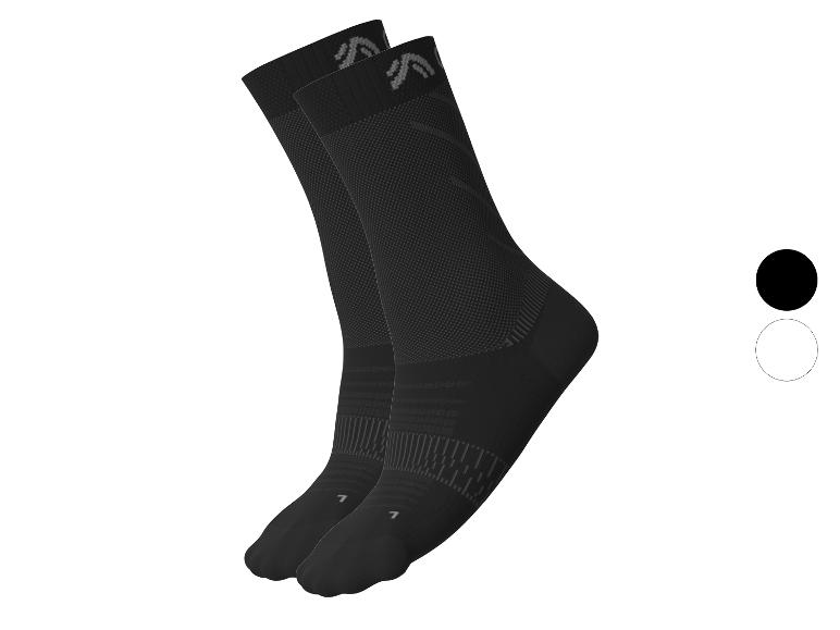Ein Paar schwarze Sportsocken mit grauen Details und einem Logo oben.
