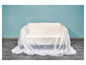 Ein weißes Sofa, bedeckt mit einer Plastik-Schutzhülle