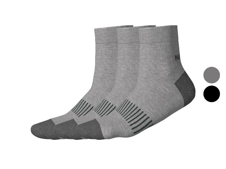 Drei Paar graue Socken mit dunkelgrauen Zehen und Fersen sowie grünen Streifen.