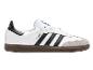 Weißer Sportschuh mit drei schwarzen Streifen und Gummisohle.