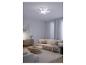 Weißer Deckenventilator mit Licht in einem modernen Wohnzimmer mit Sofa und Couchtisch.