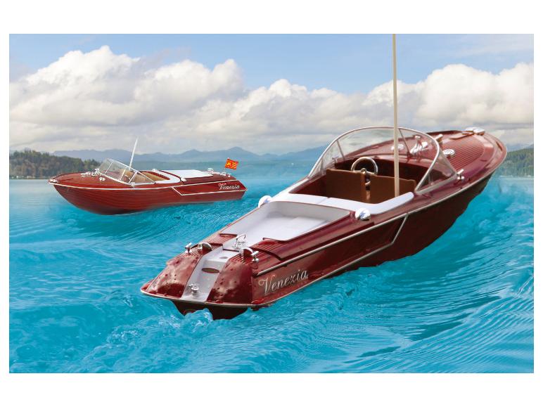 Zwei rote Venezia Bootsmodelle auf dem Wasser.