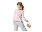 Kleines Mädchen in rosa Ballett-Sweatshirt und grauer Jogginghose, hält eine Holztasche.