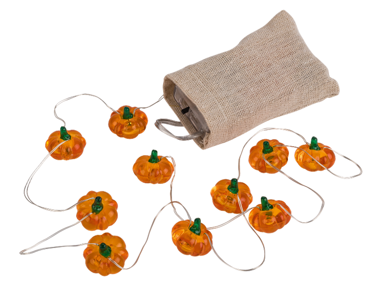 Halloween-Kürbis-Lichterkette, die aus einem Jutesack quillt.