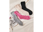 Weiche, flauschige Socken in Rosa, Grau und Schwarz.