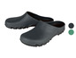 Zwei Paar schwarze Gartenclogs mit Profilsohle
