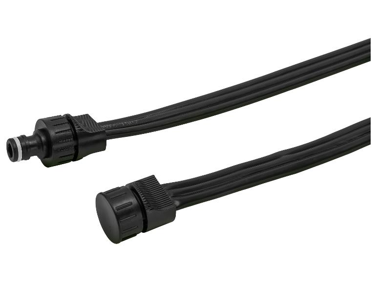 Schwarzer Gartenschlauch mit Anschlüssen, ein Ende mit Hahnadapter, das andere verschlossen.