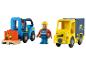 Spielzeug für Transport: Gelber Lieferwagen, blauer Gabelstapler und Arbeiterfiguren.