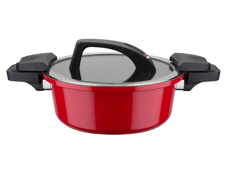 Roter Kochtopf mit Glasdeckel und schwarzen Griffen