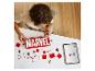 Ein Kind baut ein LEGO Marvel Logo aus roten und weißen Steinen, mit einem Tablet mit Anweisungen.
