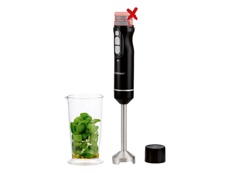 SILVERCREST® Akku-Stabmixer mit Messbecher, gefüllt mit Basilikum und Knoblauch.
