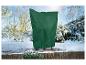 Pflanze mit grüner Plane in verschneiter Winterlandschaft bedeckt.