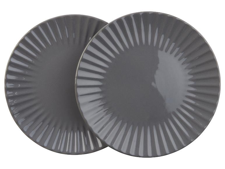 Zwei graue Teller mit gewelltem Rand.