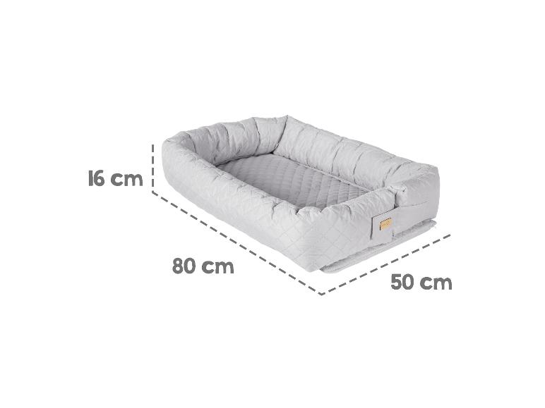Graues Babynest mit den Maßen 80 cm Länge, 50 cm Breite und 16 cm Höhe.